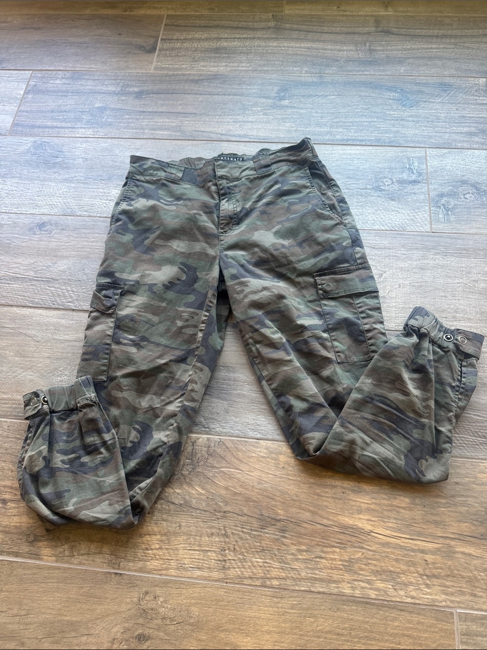 Sanctuary women's  Camo Cargo Pants - Olive Green